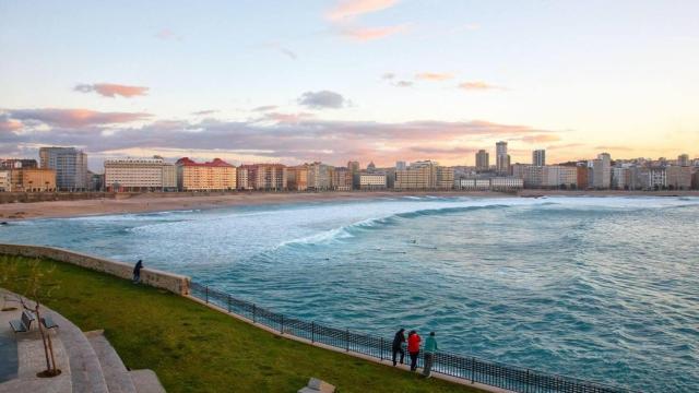 Al fondo, las playas del Orzán y Riazor