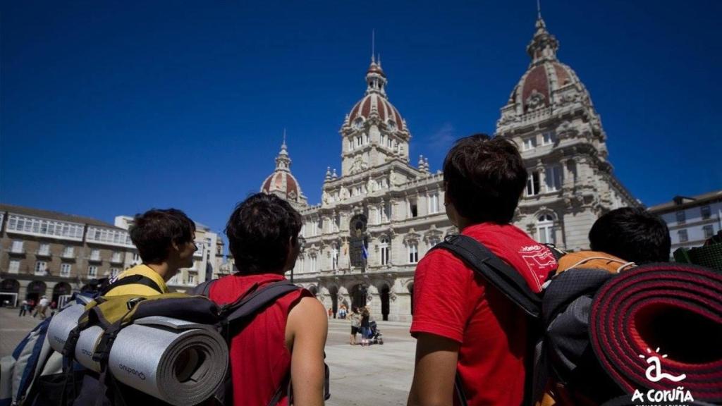 Turistas contemplando el ayuntamiento de A Coruña