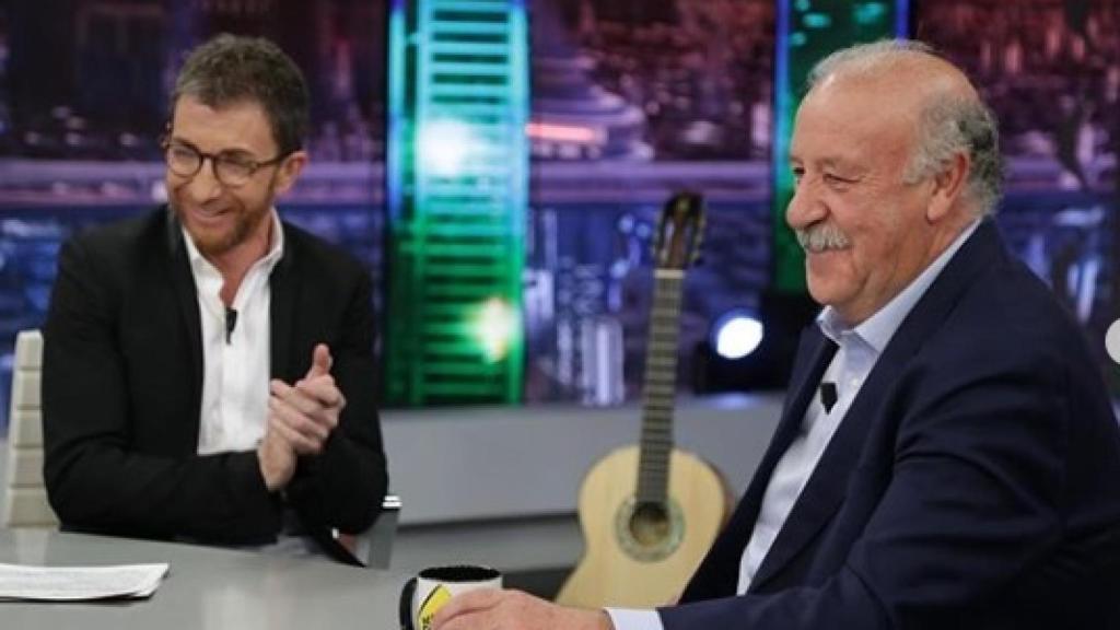 Pablo Motos recibiendo a Vicente del Bosque en 'El Hormiguero'.