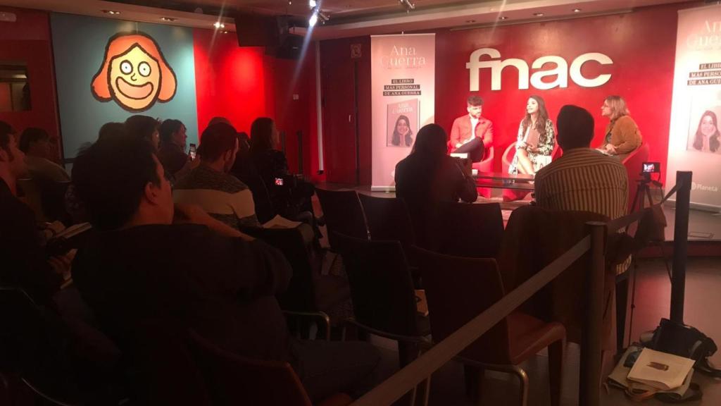 Ana Guerra en la presentación de su primer libro en la FNAC de Callao. En la imagen se observa el vacío de las sillas y los pasillos laterales.