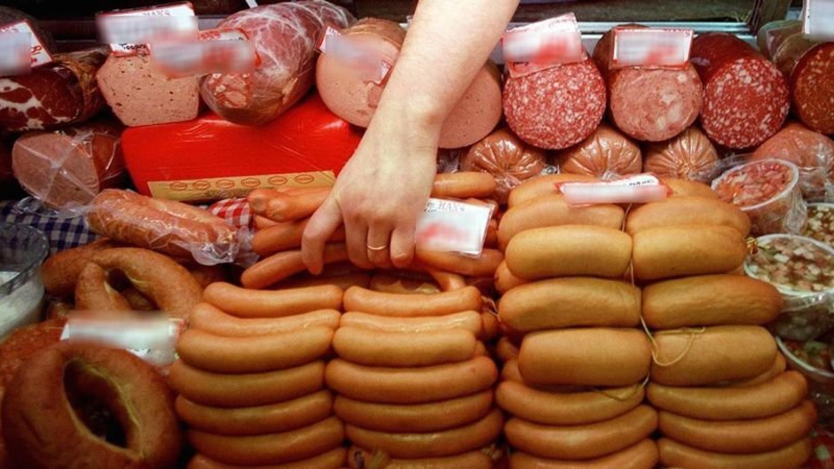 Un expositor de carnes procesadas.