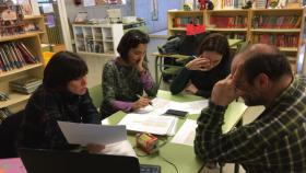 Miembros del proyecto 'Biblioteca y género' analizando una de las obras.