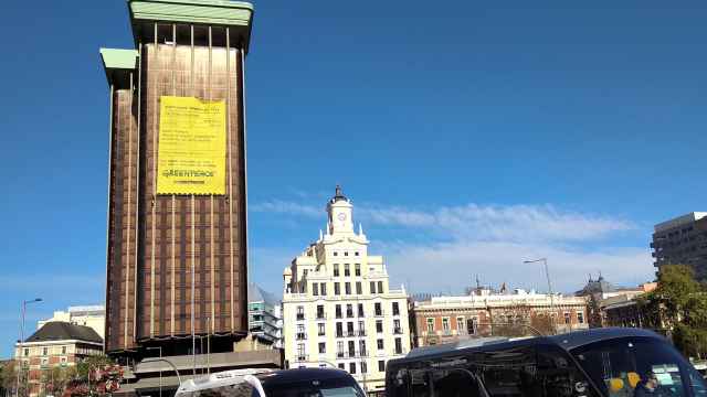 Escaladores de Greenpeace cuelgan pancarta para denunciar inacción política