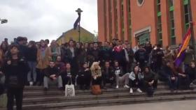 Jóvenes que han boicoteado la mesa informativa de Vox en Oviedo.