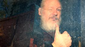 Julian Assange en el furgón policial al ser detenido.