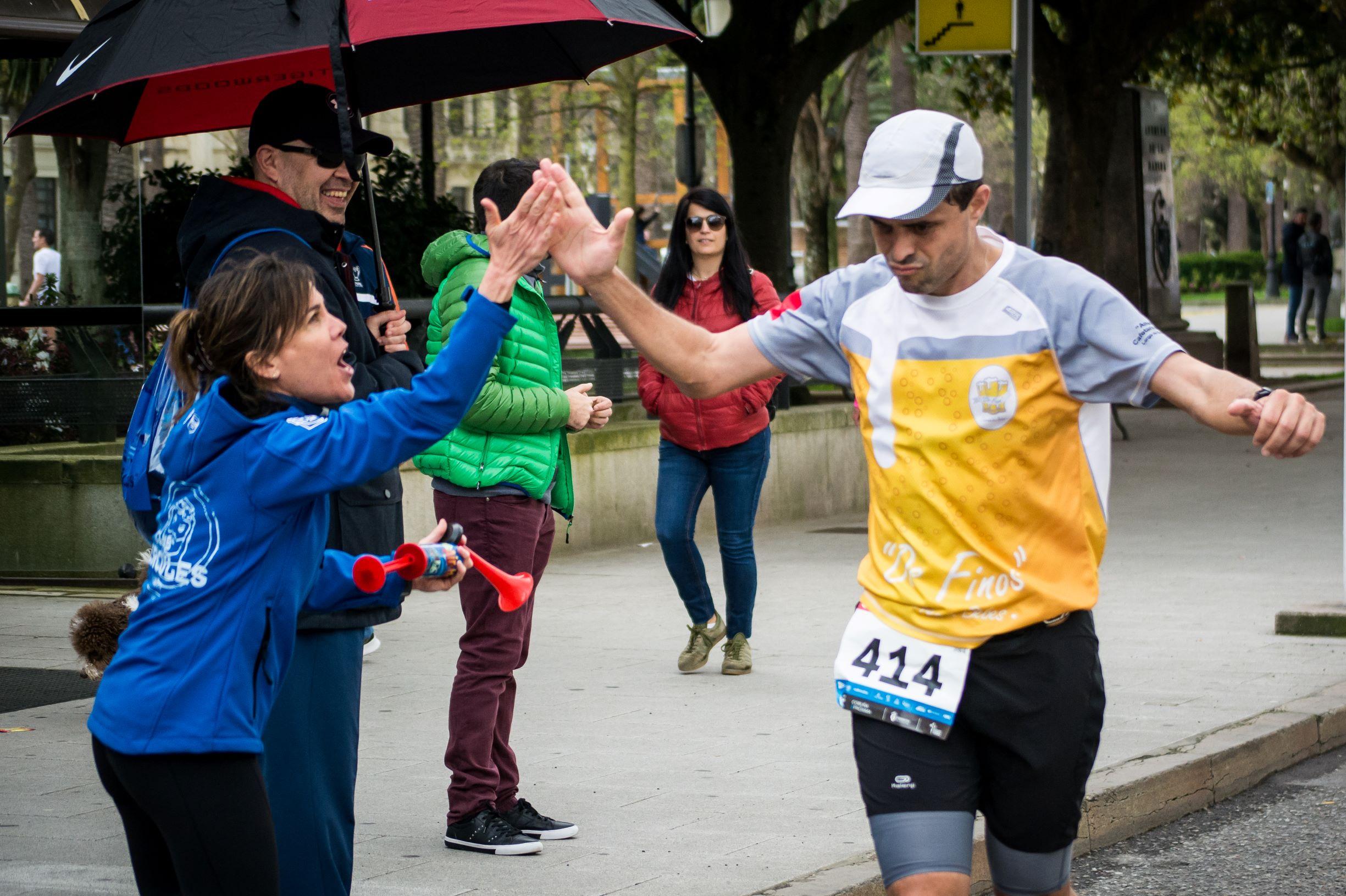 Un corredor recibiendo ánimos de una aficionada durante la séptima maratón de la ciudad. (Fuente: Concello de A Coruña)