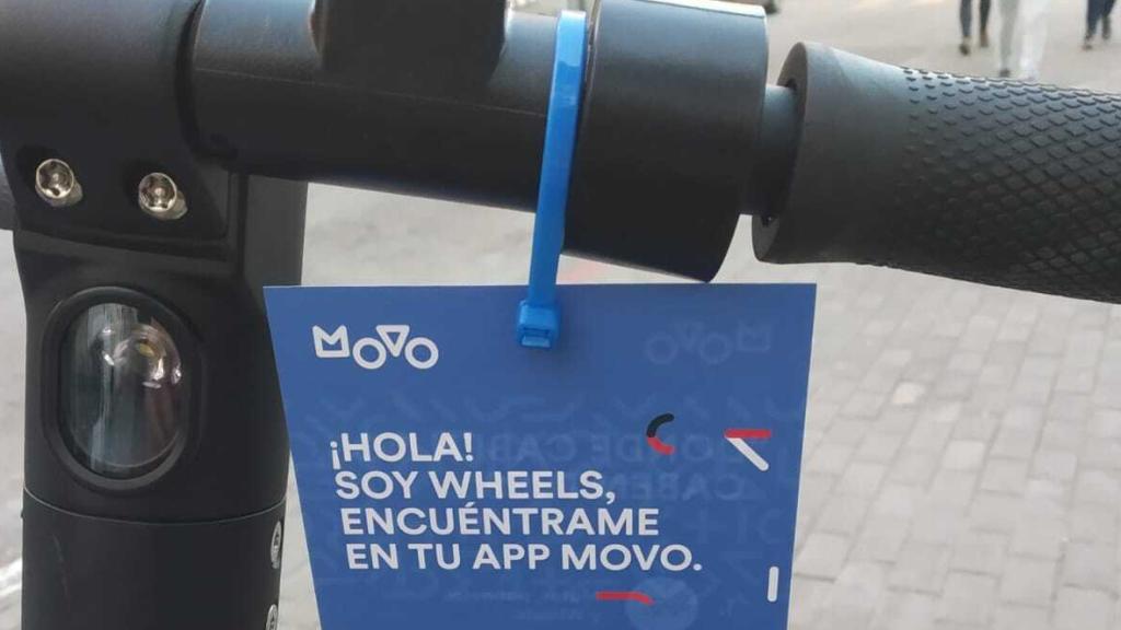 Etiqueta de los patinetes Movo, presentados como 'Wheels'.