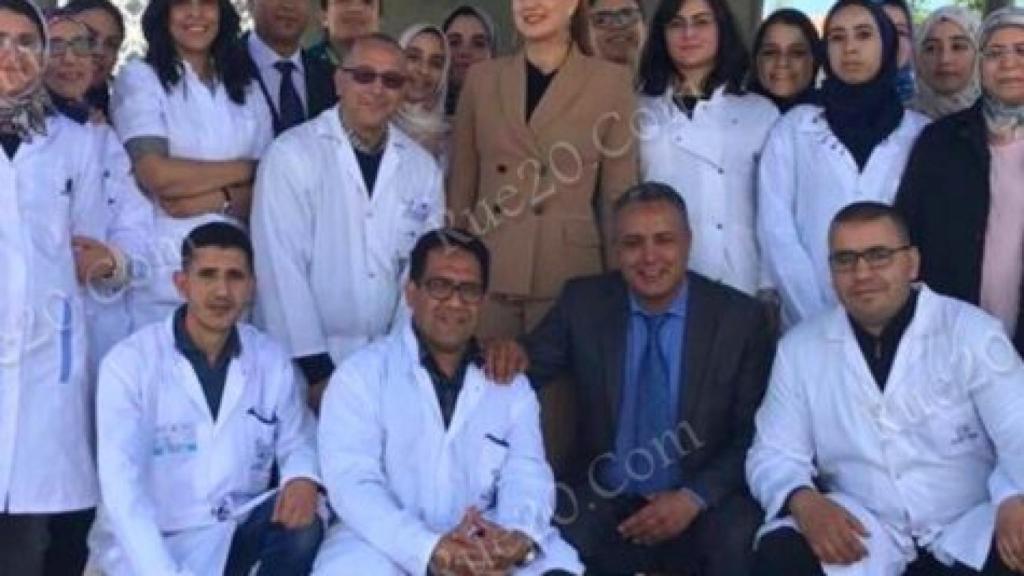 Lalla Salma junto al equipo médico del centro de oncología de Beni Melal.