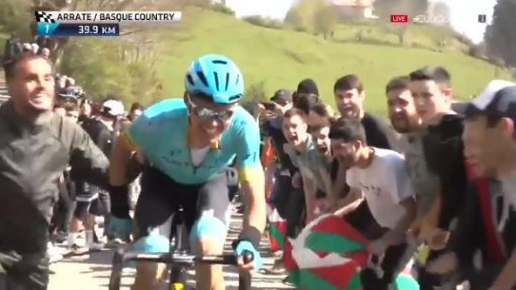 Pedro León apoya a su hermano durante la carrera.