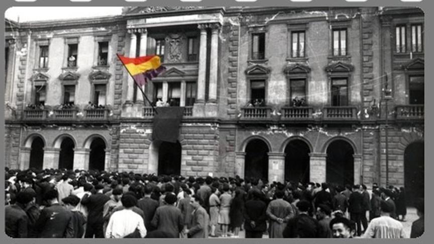 Imagen del izado de la bandera tricolor republicana en el Ayuntamiento de Éibar (Guipúzcoa) el 14 de abril de 1931.
