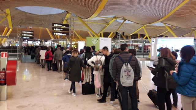 Largas colas en Barajas en el comienzo de la huelga de los trabajadores de seguridad