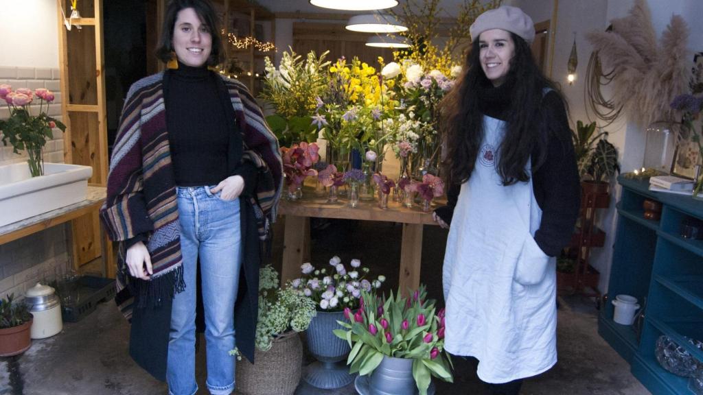 Ánxela y Elena en la entrada de Ai! Carmiña.