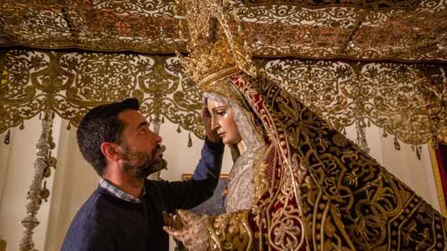Antonio Bejarano vistiendo a la Virgen del Patrocinio.