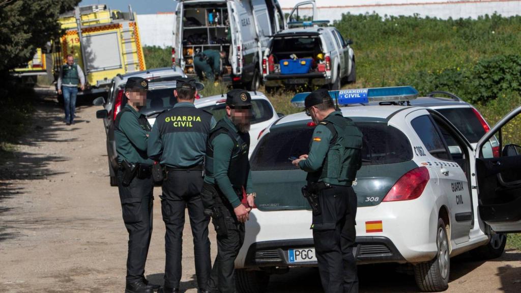 Agentes de la Guardia Civil durante la investigación de este jueves en Chiclana. Foto: EFE