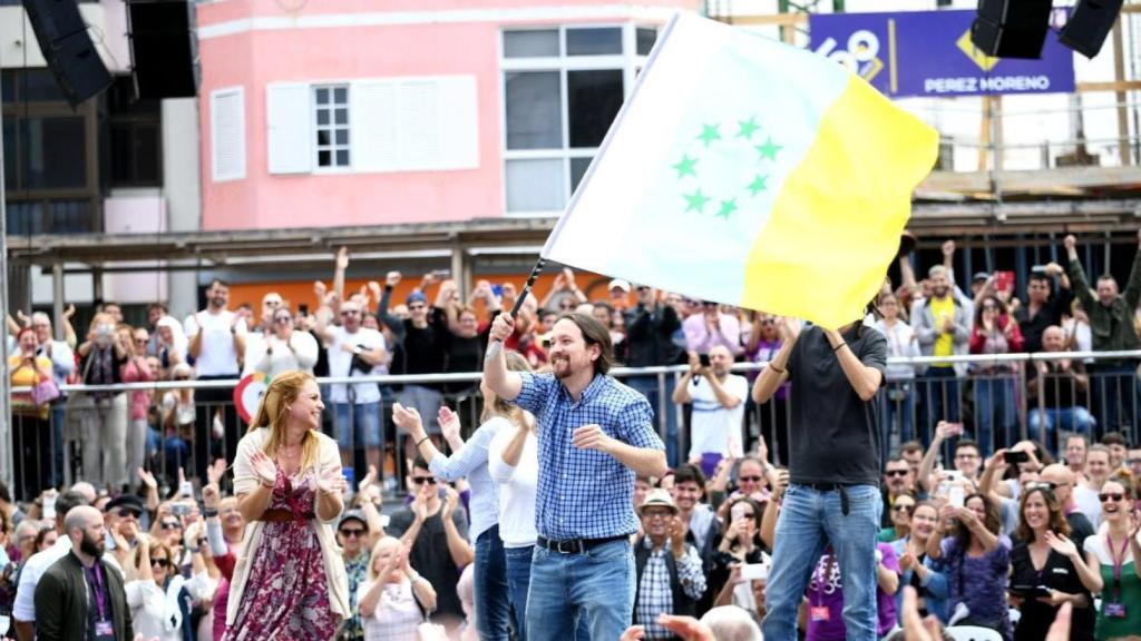 Pablo Iglesias ondeando la bandera independentista canaria.