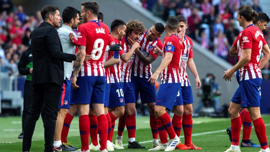 Los jugadores del Atlético celebran el primer gol