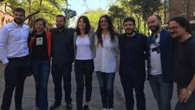 Los candidatos de Unidas Podemos-IU-En Pie, con Isa Serra y Sol Sánchez en el centro, posan para celebrar el acuerdo.