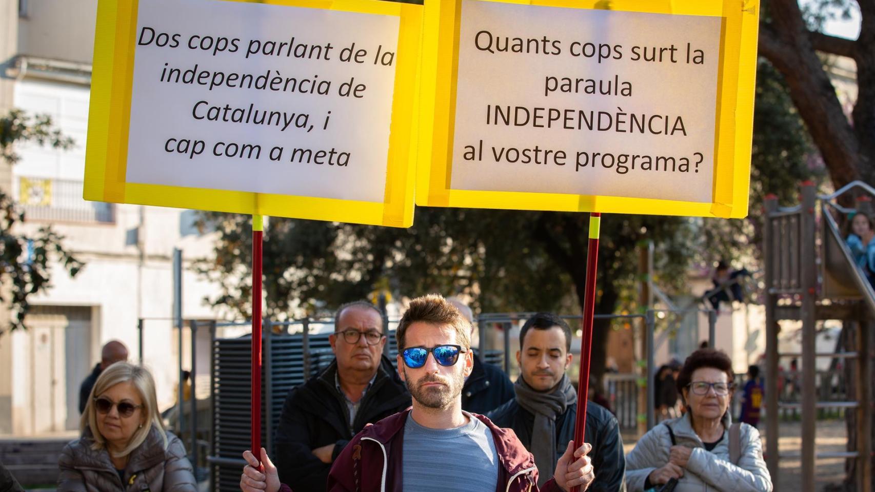 Los CDR someten a escrache un mitin de Gabriel Rufián (ERC) en Sabadell.