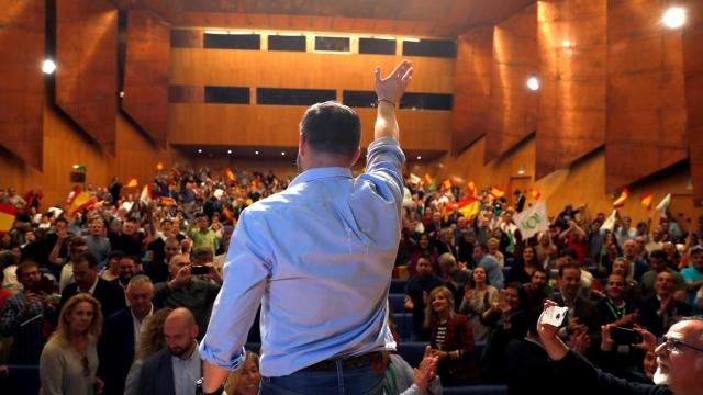 Santiago Abascal saluda a los gritos de ¡presidente, presidente! en el Palacio Euskalduna de Bilbao.