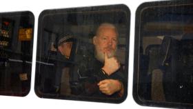 Julian Assange, tras ser detenido por la policía británica.