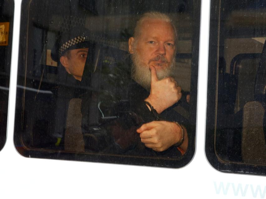 Julian Assange, tras ser detenido por la policía británica.