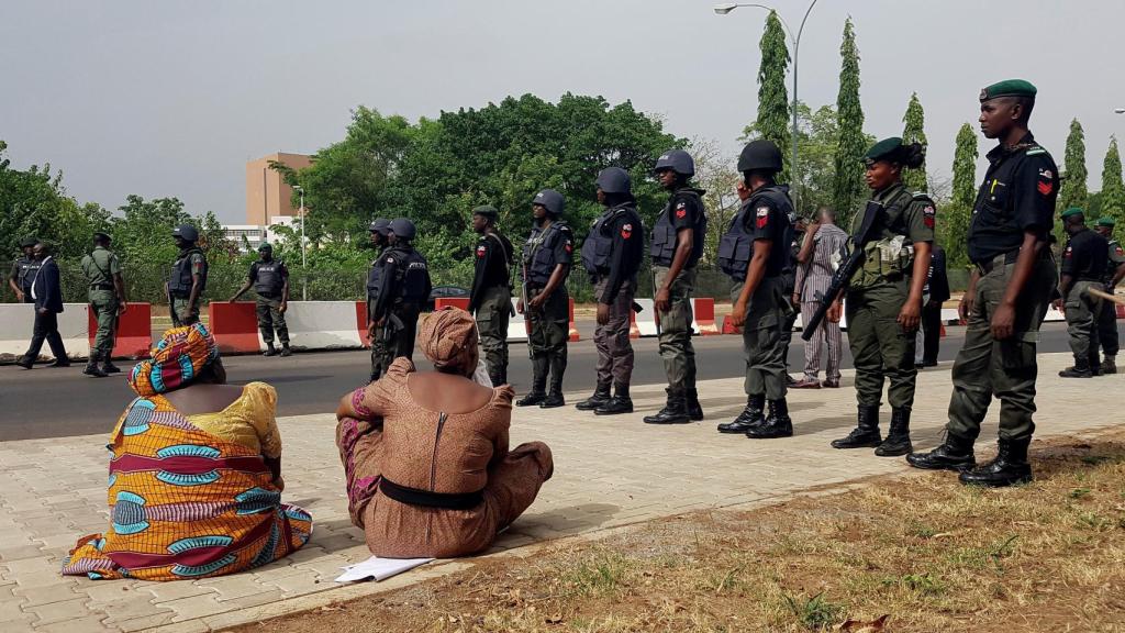 Madres de algunas de las 112 adolescentes todavía desaparecidas, cinco años después de ser secuestradas por Boko Haram en Nigeria.