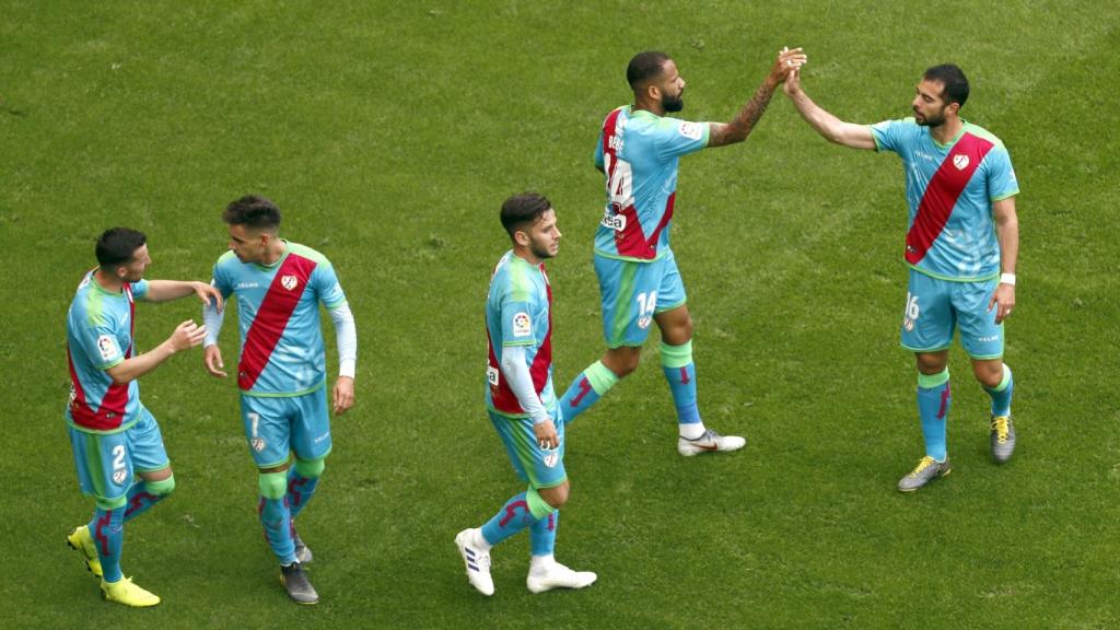 Los jugadores del Rayo Vallecano celebran un gol ante el Athletic en La Liga