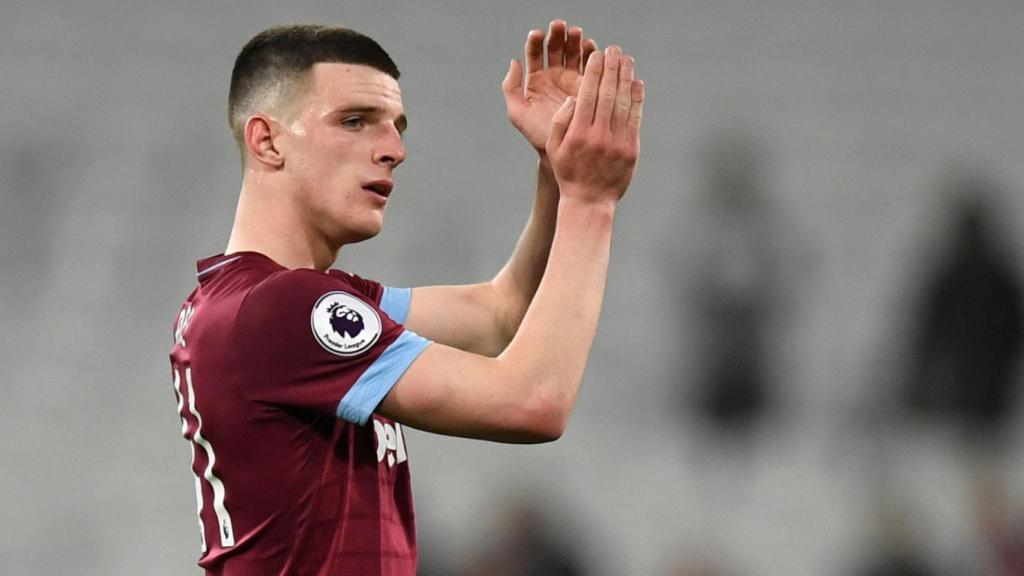 Declan Rice aplaude a los aficionados del West Ham United tras el partido de Premier League ante el Everton