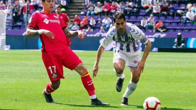 Moyano y Olivera pelean por un balón