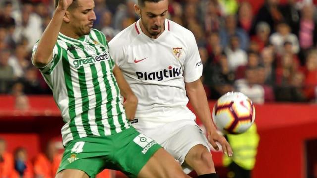 Sarabia pelea un balón en el derbi andaluz