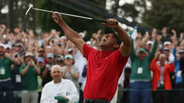 Tiger Woods levanta los brazos tras llevarse el Masters