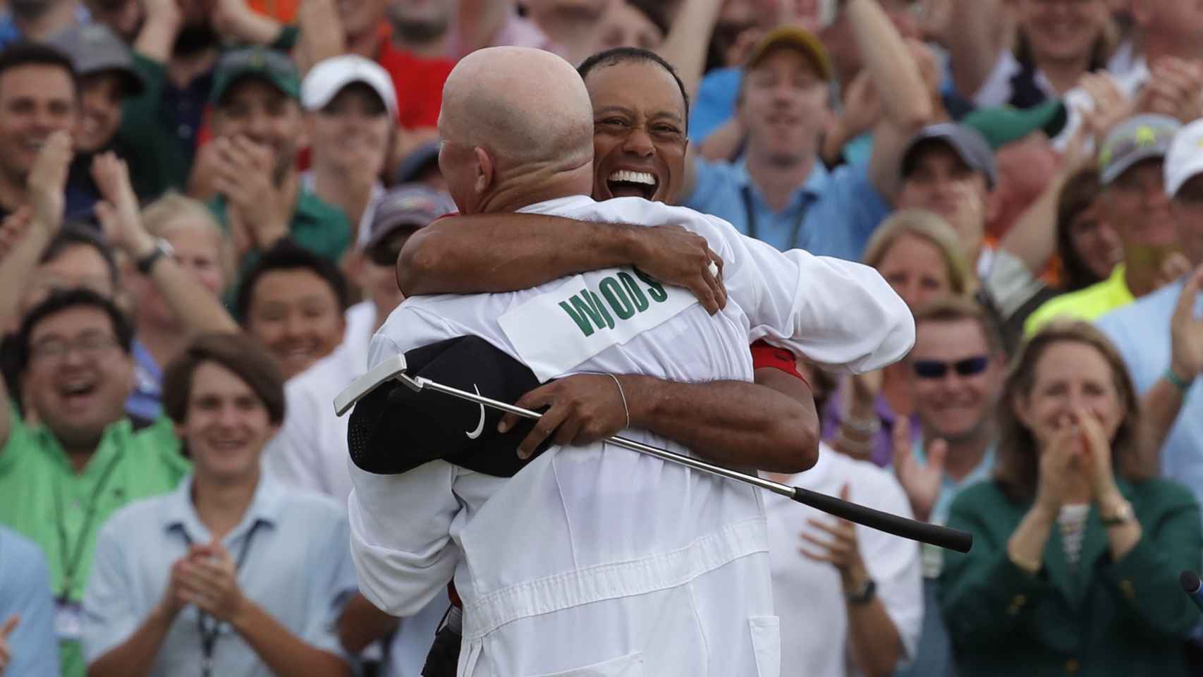 Tiger Woods abraza a su caddy