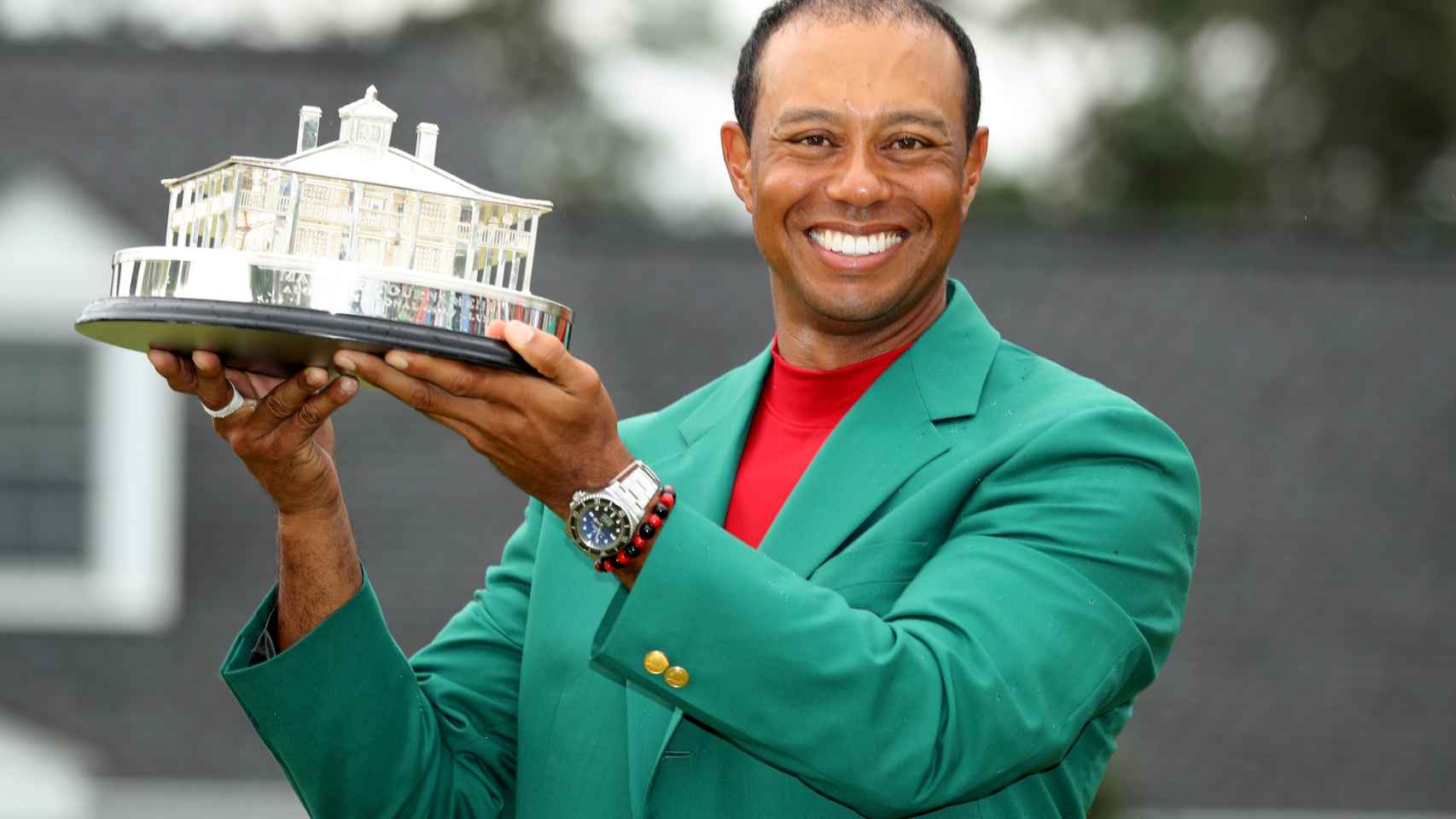 Tiger Woods posa con el trofeo del Masters de Augusta