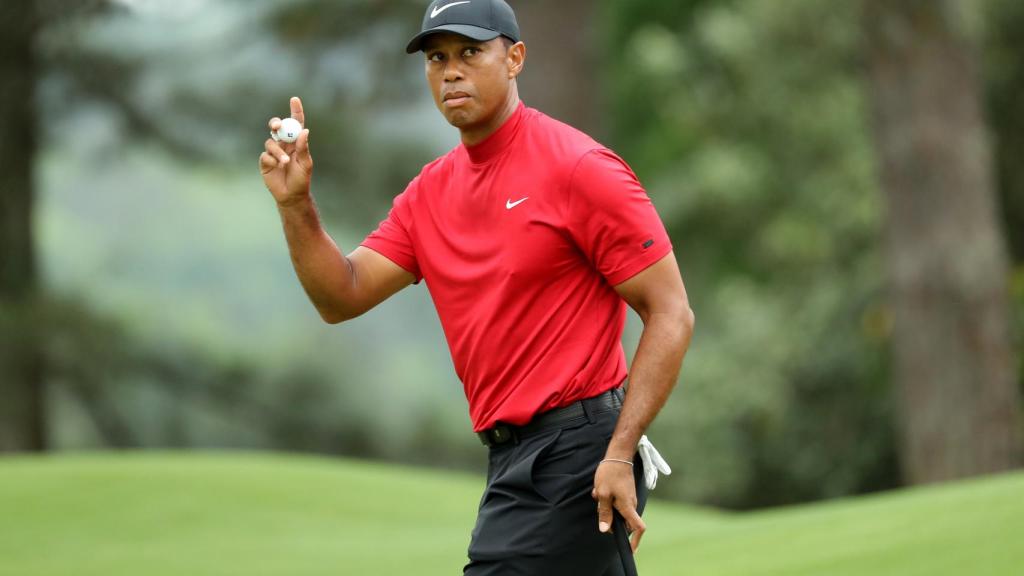 Tiger Woods saluda después de su birdie en el hoyo 8 durante la última jornada del Masters de 2019