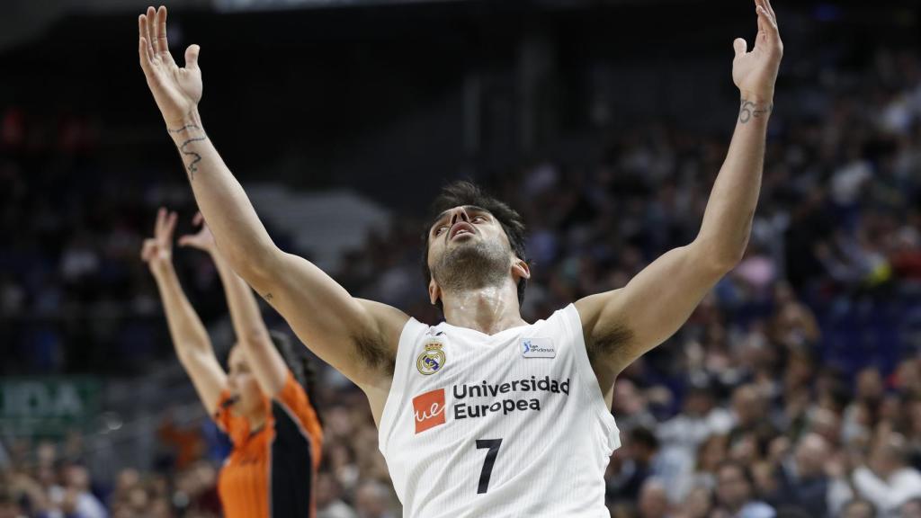 Campazzo celebra uno de sus triples ante Obradoiro