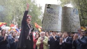 Maite Pagaza y el libro de familia de sus padres.