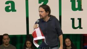 Pablo Iglesias, ikurriña en mano, en el frontón de Éibar.