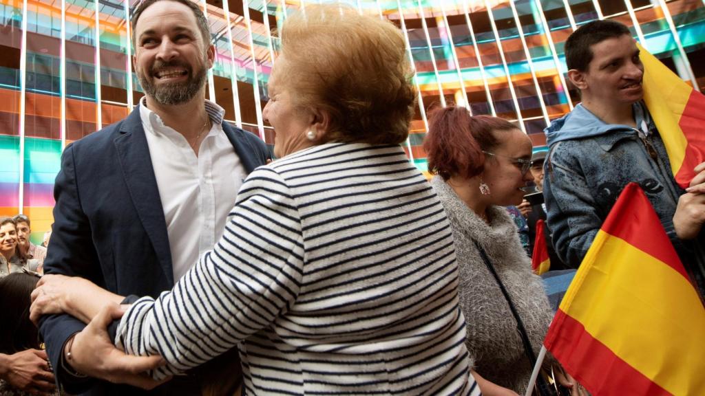 Santiago Abascal saluda a sus simpatizantes en Vitoria.