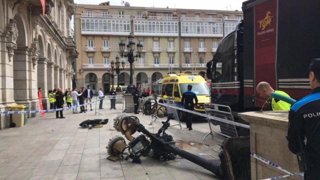 Un camión derriba una farola en María Pita