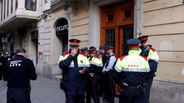 Los mossos d’Esquadra, en el portal de la vivienda ubicada en la calle Rosselló de Barcelona.