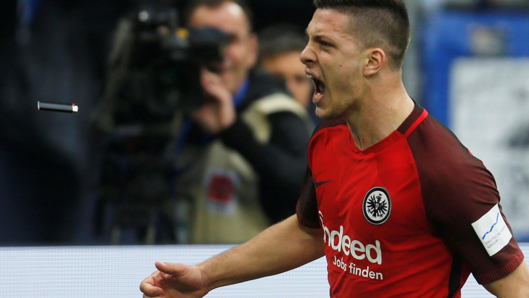 Luka Jovic celebra un gol en el Schalke 04 - Eintracht Frankfurt de Bundesliga