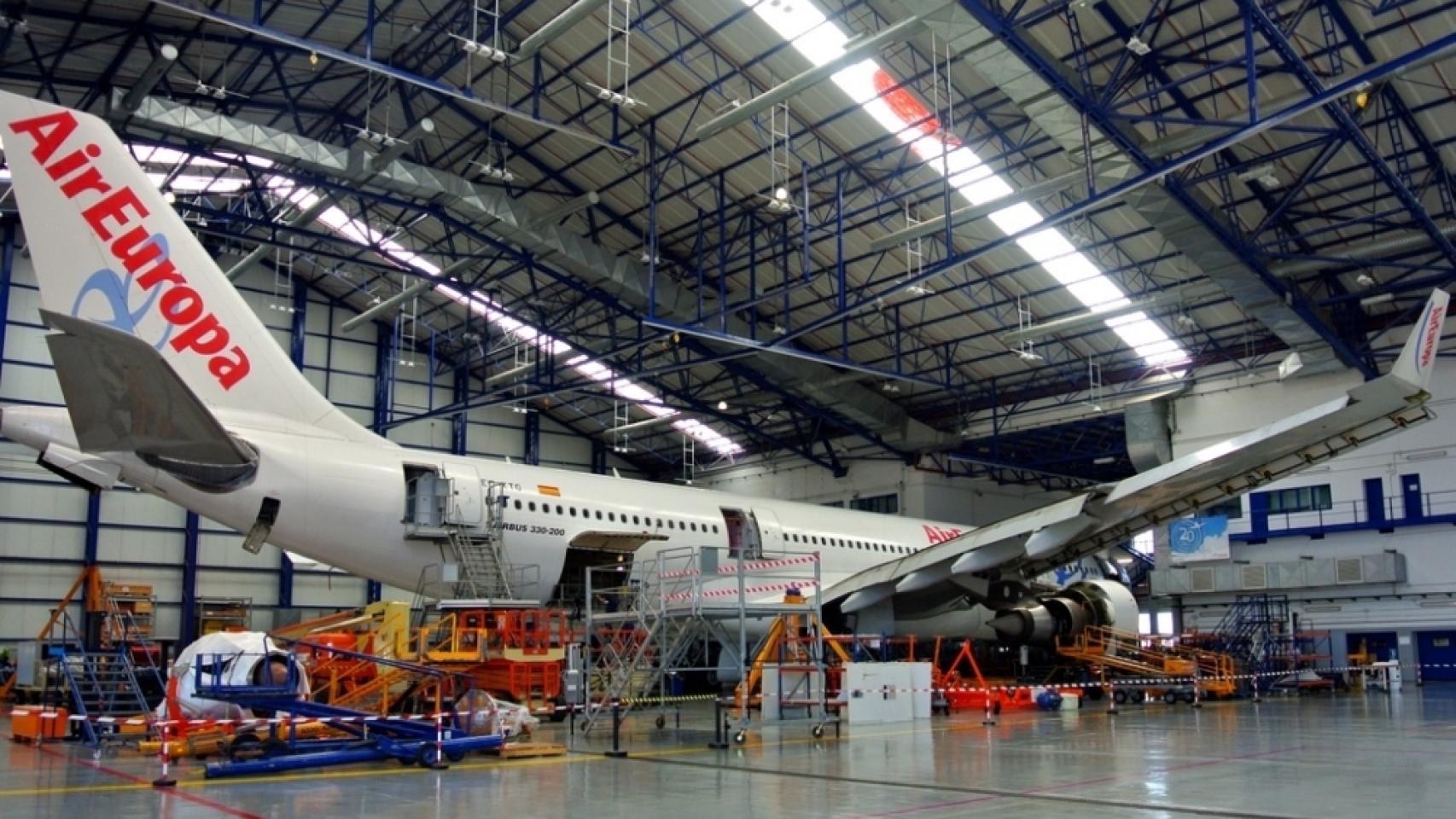 Un avión de Air Europa en mantenimiento.