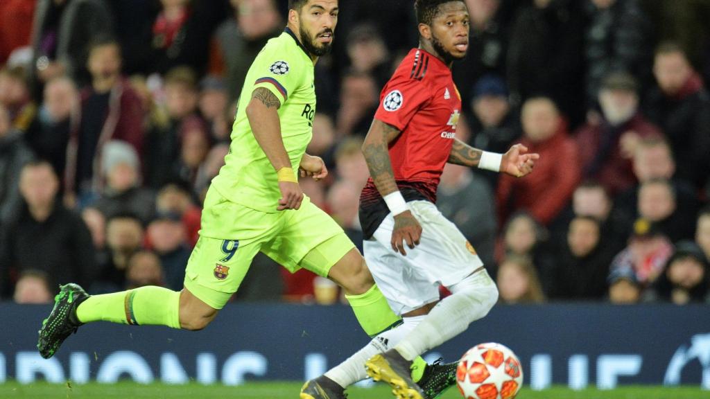 Luis Suárez y Fred, en el partido en Old Trafford