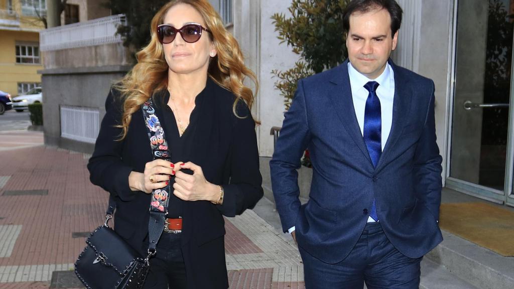 Gema Ruiz y su marido en el entierro de Merdeces Junco Carvajal, fundadora de '¡HOLA!'.