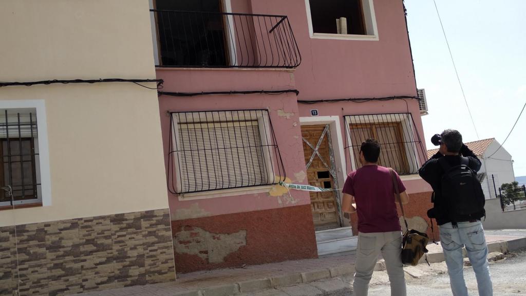 Casa de dos plantas contigua a la de la víctima mortal en el que se intervino una plantación ilegal de marihuana.