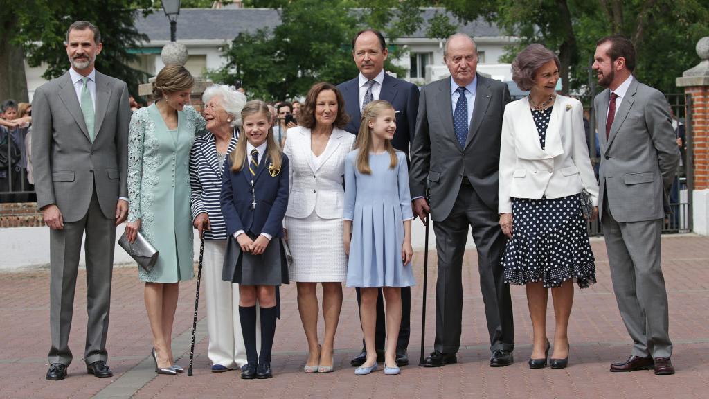 La Familia Real junto a los padres de Letizia y la abuela Menchu en la comunión de la infanta Leonor.