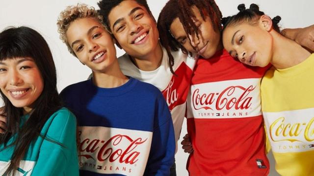 Tommy Hilfiger ha relanzado su icónica colección de los 80 inspirada en Coca-Cola.