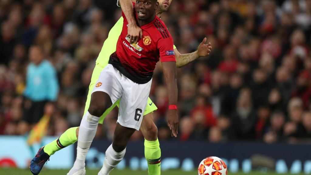 Pogba y Busquets, en un momento del partido en Old Trafford