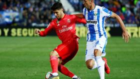 Marco Asensio defiende el balón ante Mikel Vesga