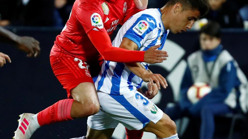 Isco y Unai Bustinza pelean por el balón